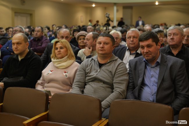 Дороги, поштарі, сільська медицина і школи: про що волиняни питали Петра Порошенка