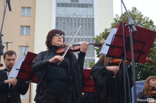 «Симфонія мого міста»: у центрі Луцька грали камерну музику. ФОТО