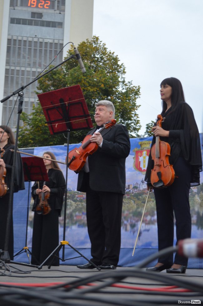 «Симфонія мого міста»: у центрі Луцька грали камерну музику. ФОТО