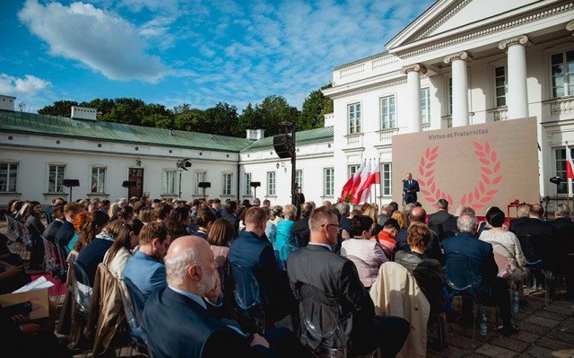 У Польщі нагородили волинян, які врятували дворічну дівчинку. ФОТО