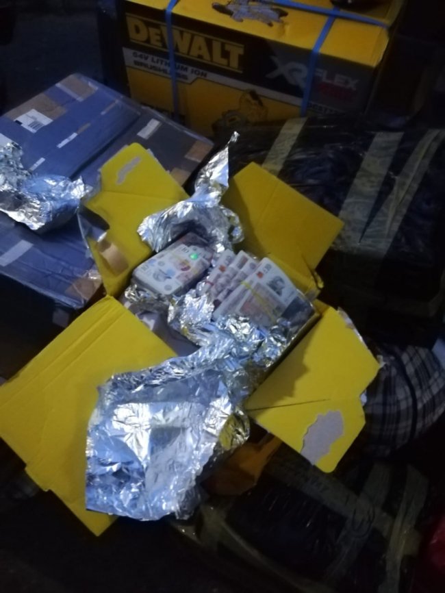 На кордоні в українця конфіскували дві коробки валюти. ФОТО 