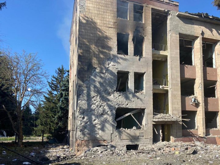 Росіяни під ранок вдарили селищній раді на Харківщині