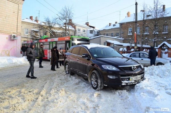 У центрі Луцька - знову затор. Тепер через водія «Мазди». ФОТО 