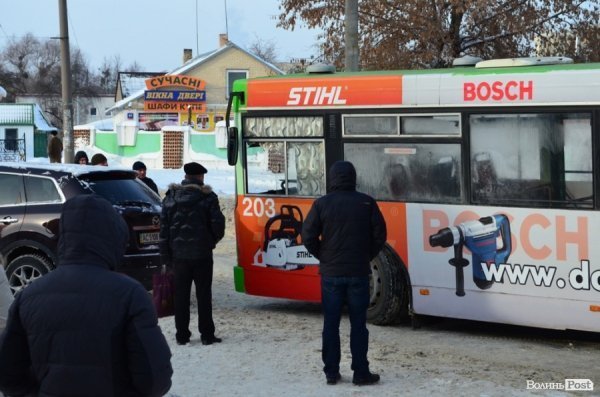 У центрі Луцька - знову затор. Тепер через водія «Мазди». ФОТО 