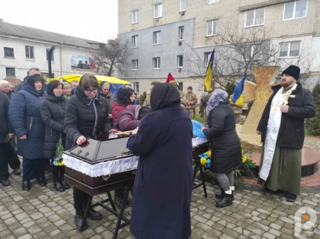 На Волині навколішки зустріли загиблого захисника Святослава Симінського. ФОТО