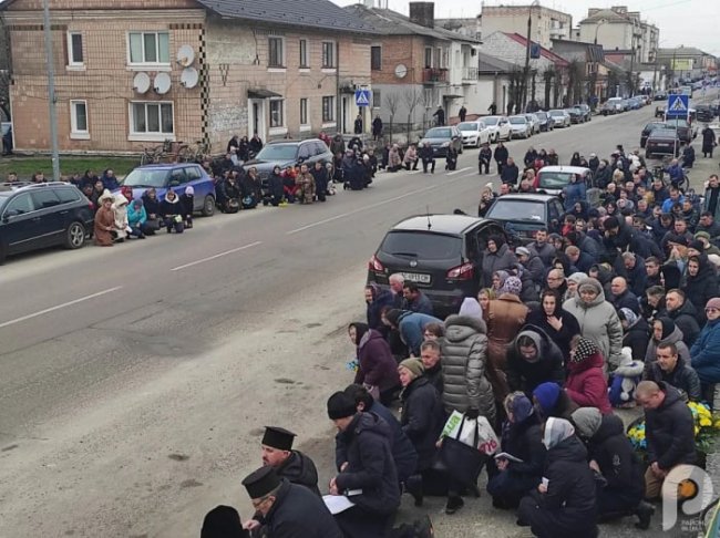 На Волині навколішки зустріли загиблого захисника Святослава Симінського. ФОТО