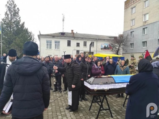 На Волині навколішки зустріли загиблого захисника Святослава Симінського. ФОТО