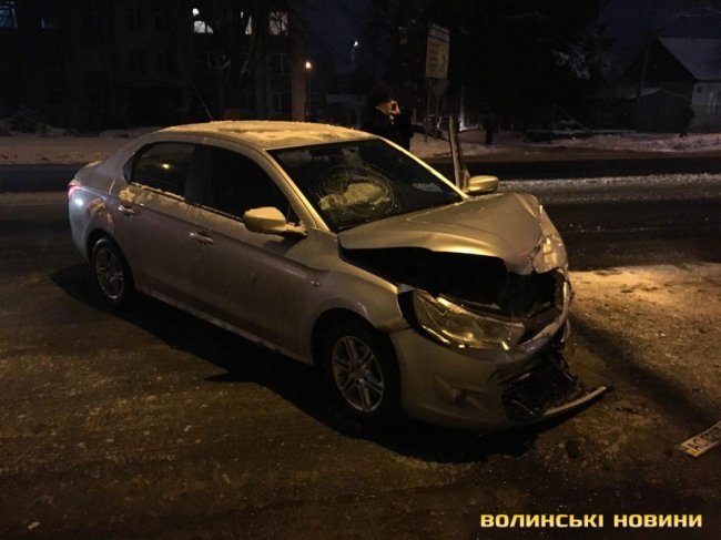 Вечірня аварія в Луцьку: розтрощений «передок» та постраждалий. ФОТО