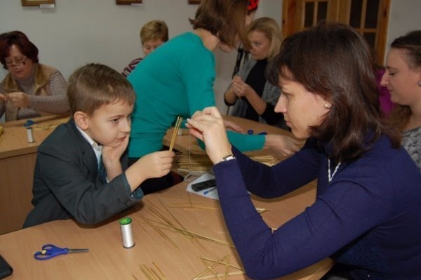 У луцькому виші робили ялинкові прикраси з соломи. ФОТО