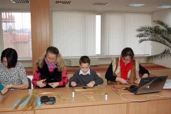 У луцькому виші робили ялинкові прикраси з соломи. ФОТО