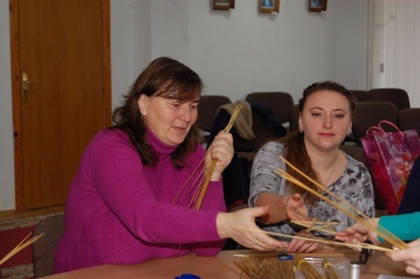 У луцькому виші робили ялинкові прикраси з соломи. ФОТО