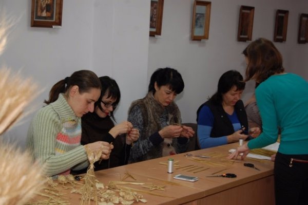 У луцькому виші робили ялинкові прикраси з соломи. ФОТО