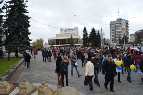 У Луцьку збудували «живий ланцюг» на підтримку євроінтеграції. ФОТО