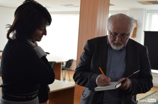  Скандально відомий письменник презентував у Луцьку свою книгу. ФОТО