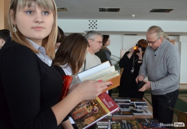  Скандально відомий письменник презентував у Луцьку свою книгу. ФОТО