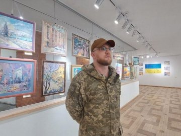 Змінив пензель на зброю: у Луцьку триває виставка картин військового «Рідні барви 4.5.0.» 