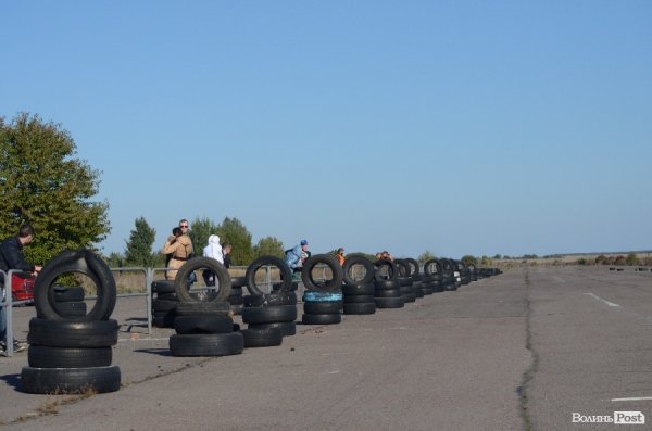 Під Луцьком відбувся чемпіонат з дрег-рейсингу. ФОТО