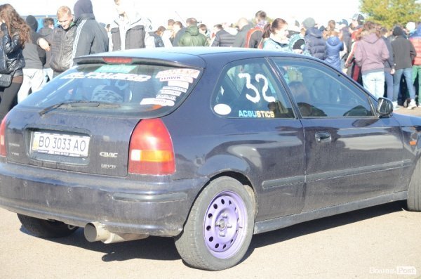 Під Луцьком відбувся чемпіонат з дрег-рейсингу. ФОТО