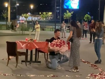 Доріжка з троянд, свічки, смаколики: у Луцьку хлопець підготував романтичне освідчення коханій