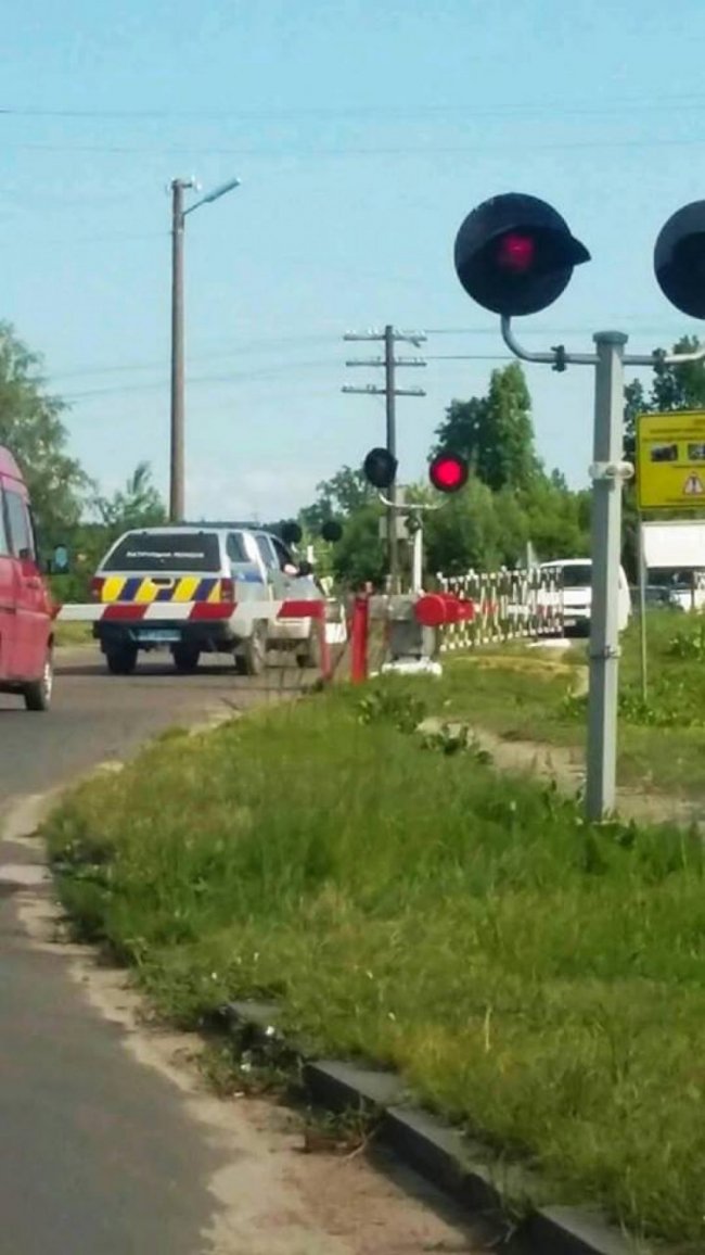 У Любомлі зазнімкували поліцейських, які хотіли «проскочити» закритий переїзд