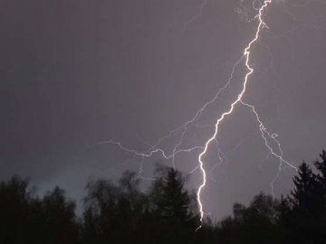 У селі на  Волині блискавка влучила у підводу: чоловік – у реанімації