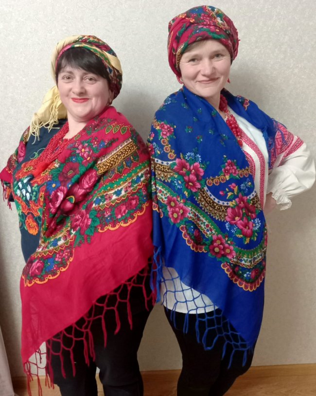 Волинянки приєдналися до флешмобу «Зроби фото з хусткою». ФОТО, ВІДЕО