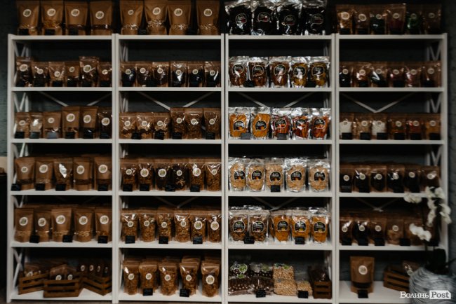 Час небанальних і красивих подарунків: де у Луцьку купити набори із корисних смаколиків*