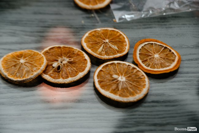 Час небанальних і красивих подарунків: де у Луцьку купити набори із корисних смаколиків*