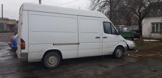 На Волині затримали бус з купою нелегальної деревини. ФОТО