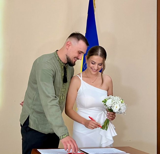 На Волині  військовий одружився з коханою: освідчився у Краматорську, а скріпили союз – у Ковелі