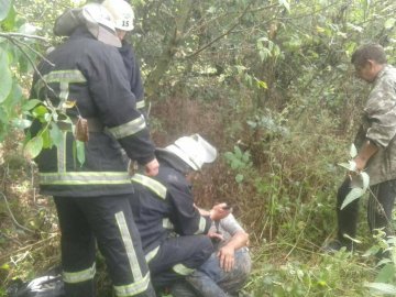 На Волині врятували чоловіка, який впав у 25-метрову криницю 