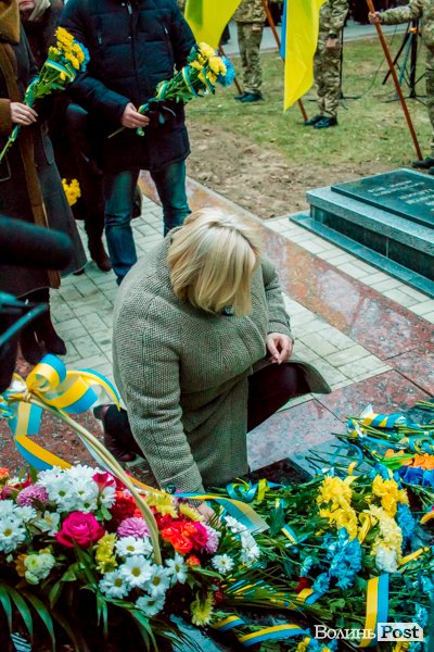 Квіти, сльози і свічки: у День Гідності та Свободи лучани вшанували пам'ять полеглих