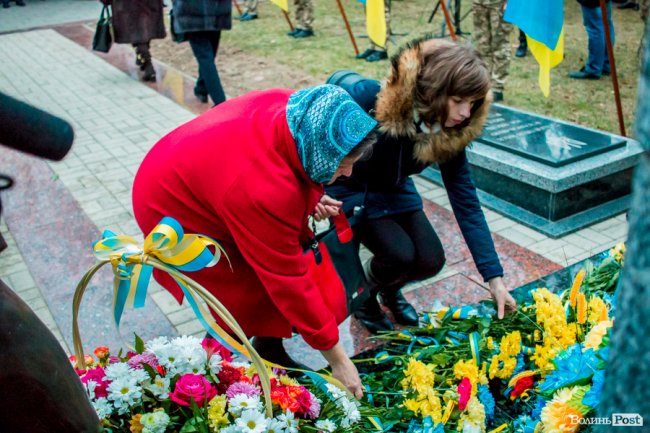 Квіти, сльози і свічки: у День Гідності та Свободи лучани вшанували пам'ять полеглих