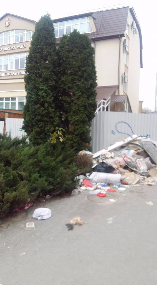 Діють, як зозуля: у Луцьку під ЦНАПом скинули дві вантажівки сміття