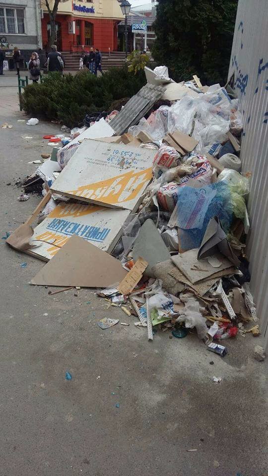 Діють, як зозуля: у Луцьку під ЦНАПом скинули дві вантажівки сміття