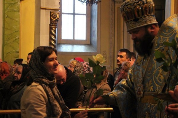 Як луцький митрополит дарував жінкам троянди. ФОТО