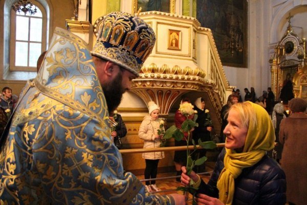 Як луцький митрополит дарував жінкам троянди. ФОТО