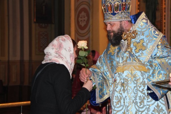Як луцький митрополит дарував жінкам троянди. ФОТО