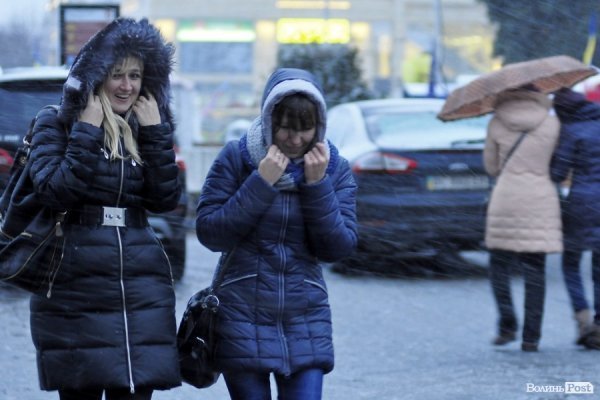 Перший сніг у Луцьку: холодно, вітряно, мокро. ФОТО. ВІДЕО