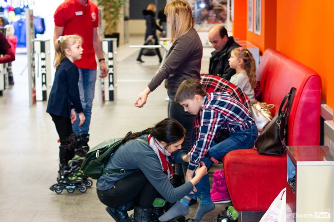 У Луцьку особливі діти з посадовцями вчилися кататися на роликах. ФОТО