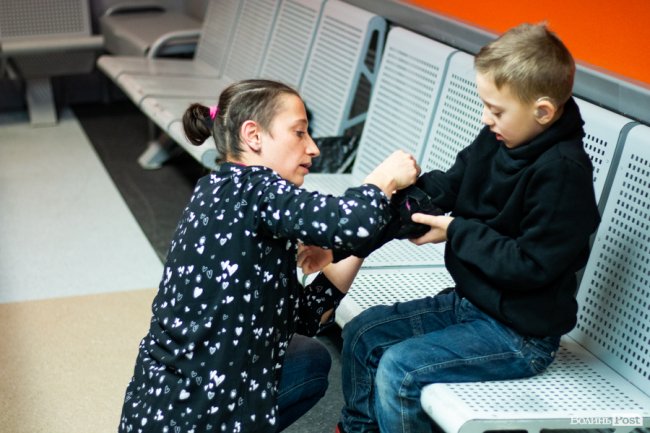 У Луцьку особливі діти з посадовцями вчилися кататися на роликах. ФОТО