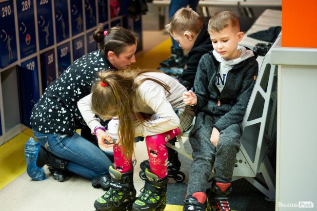 У Луцьку особливі діти з посадовцями вчилися кататися на роликах. ФОТО