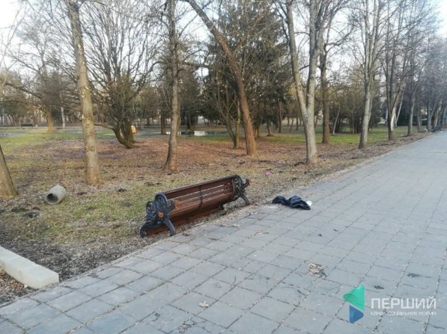 Вночі невідомі зробили рейвах у центральному парку Луцька. ФОТО