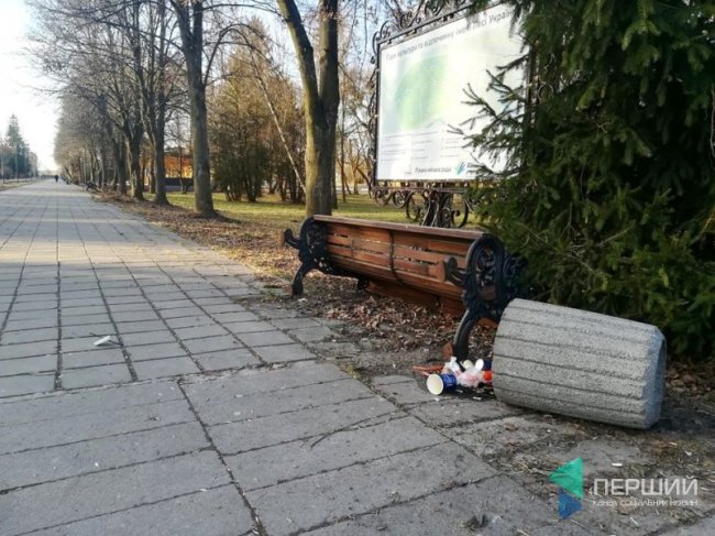 Вночі невідомі зробили рейвах у центральному парку Луцька. ФОТО