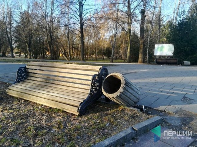 Вночі невідомі зробили рейвах у центральному парку Луцька. ФОТО