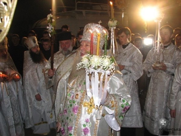 До Луцька привезли Благодатний вогонь. ФОТО