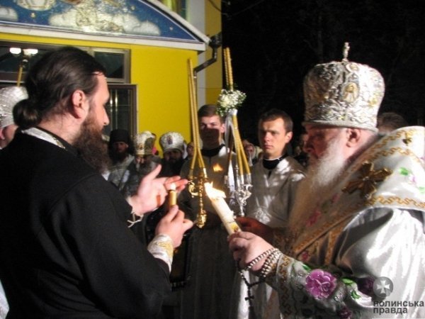 До Луцька привезли Благодатний вогонь. ФОТО