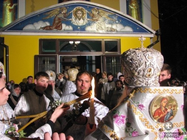 До Луцька привезли Благодатний вогонь. ФОТО
