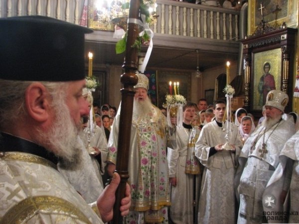 До Луцька привезли Благодатний вогонь. ФОТО
