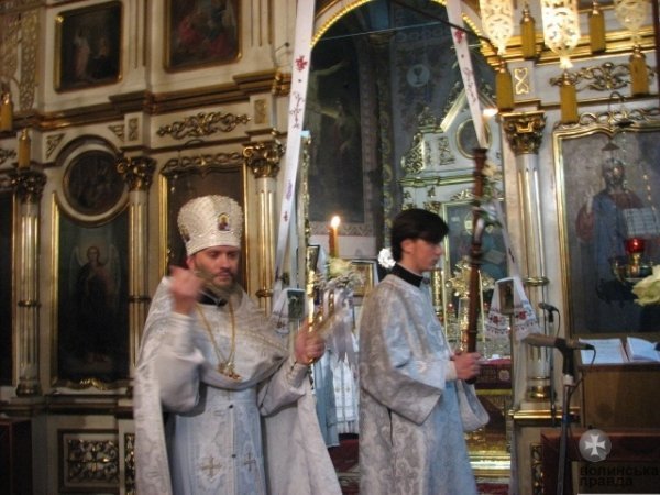 До Луцька привезли Благодатний вогонь. ФОТО